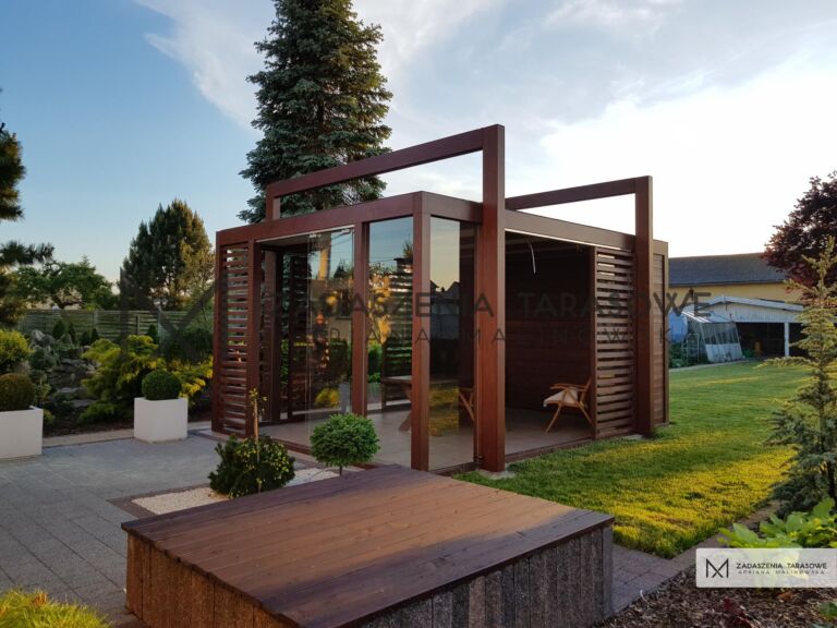 Nowoczesna altana i drzewa