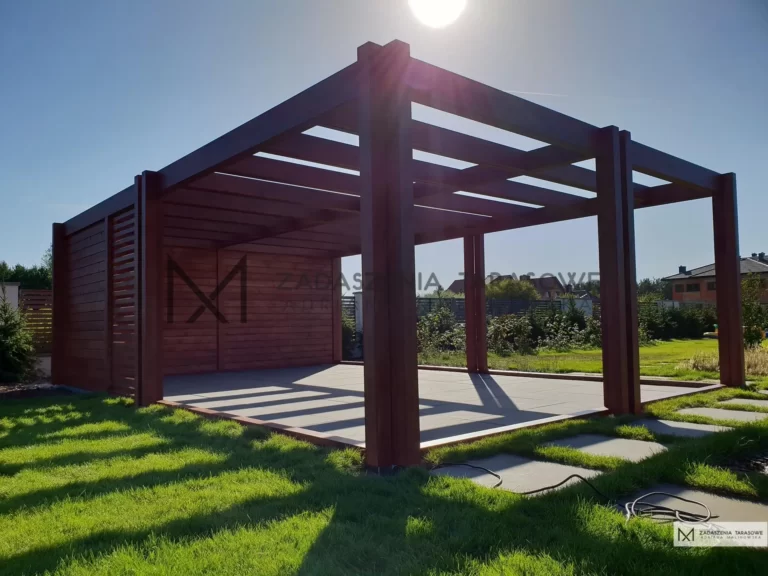 konstrukcja drewniana w ogrodzie