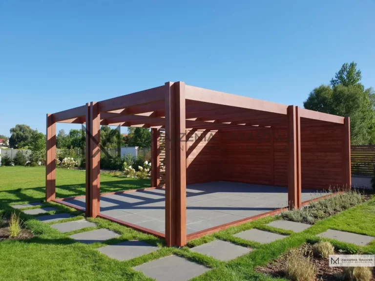 kolumnowe słupy w altanie