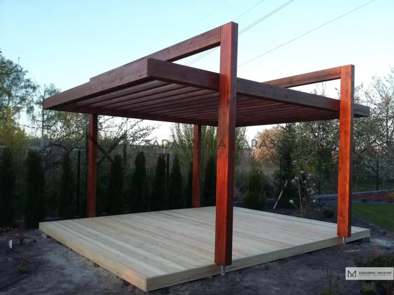 altana wiata ogrodowa z tarasem z modrzewia