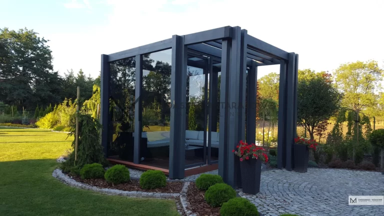 altana z ciemnym szkłem aranżacja