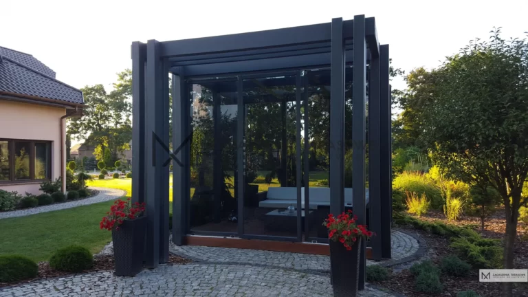 Grafitowe szkło w altanie