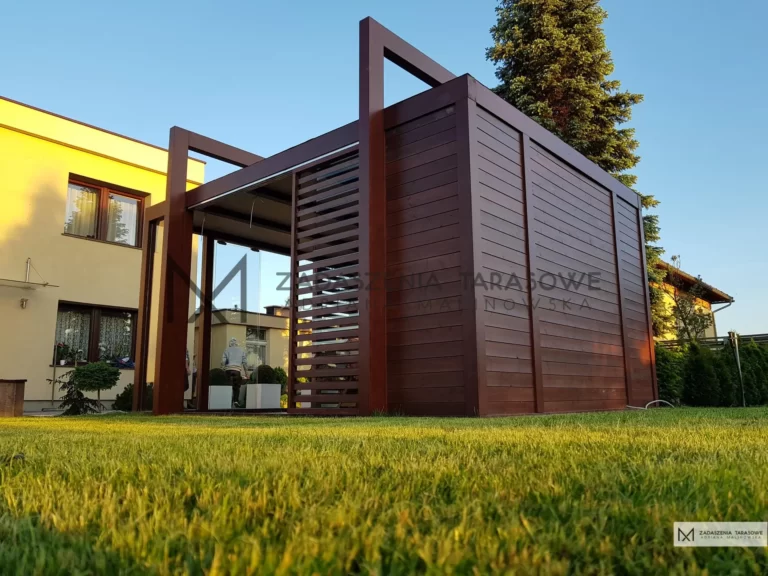 altana ze szkłem i drewnianą ścianą