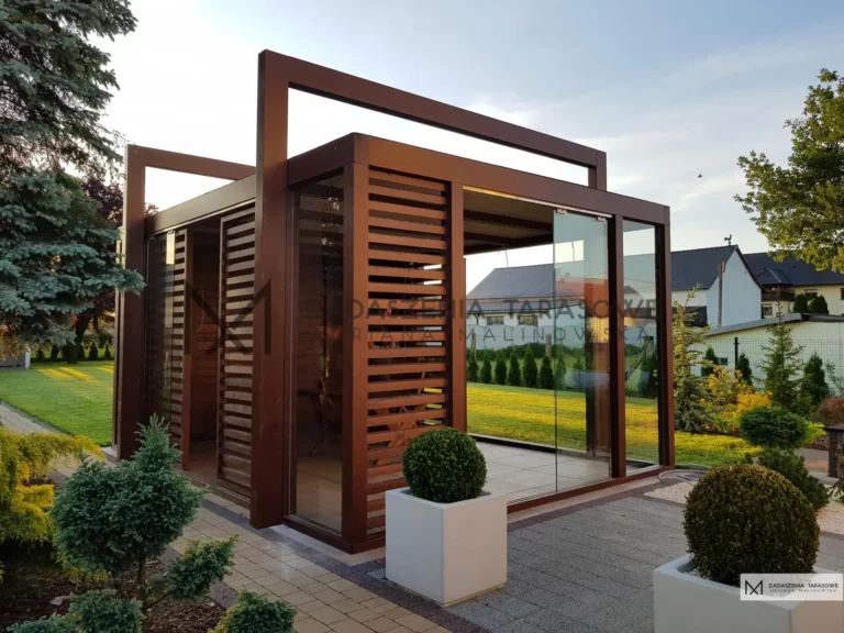 altana ze szkłem w ogrodzie