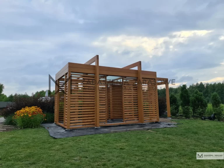 altanka w ogrodzie z ażurami