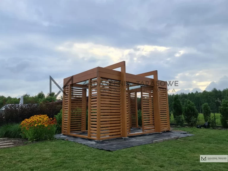 zabudowane ściany altany
