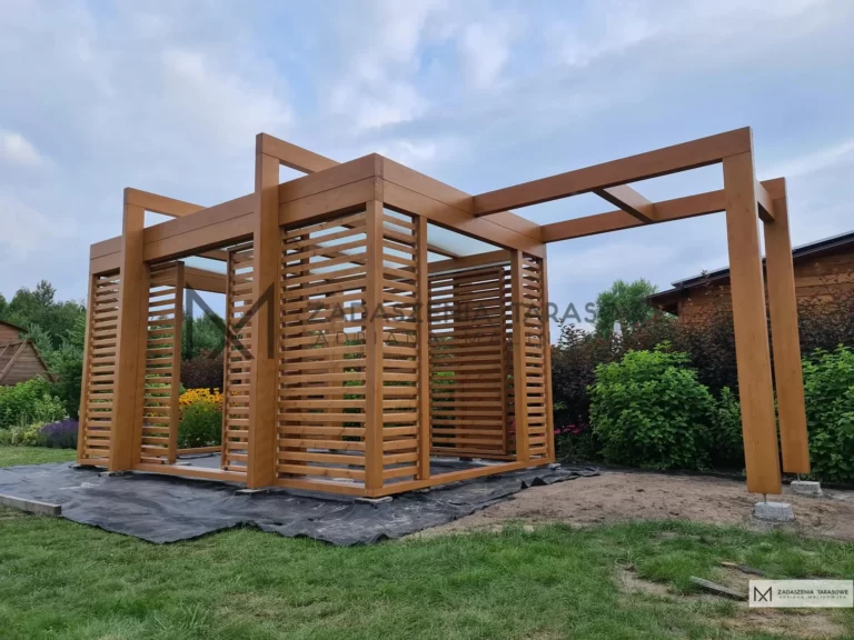 altanka azurowa w ogrodzie