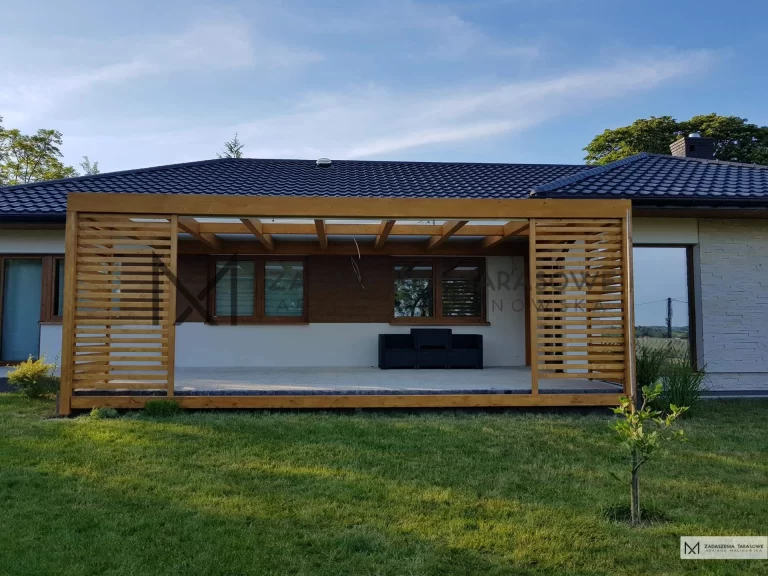 taras drewniany zadaszony z ażurami