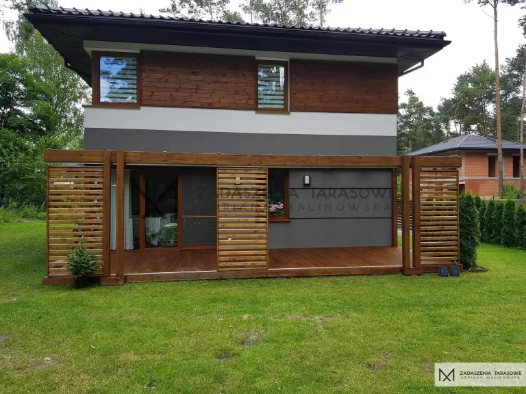 dom z dużym zadaszonym tarasem