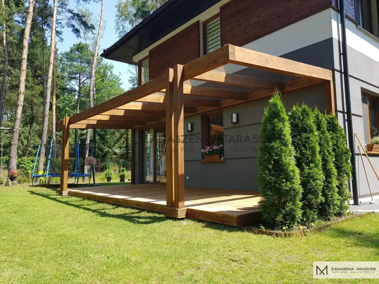 dom z dużym zadaszonym tarasem ze szkłem