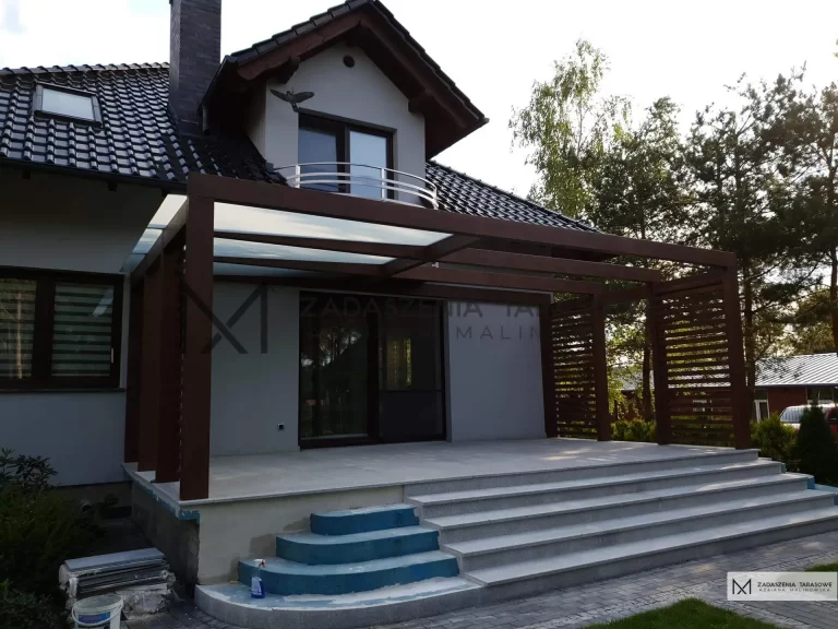 dom z zadaszonym tarasem zdjęcia