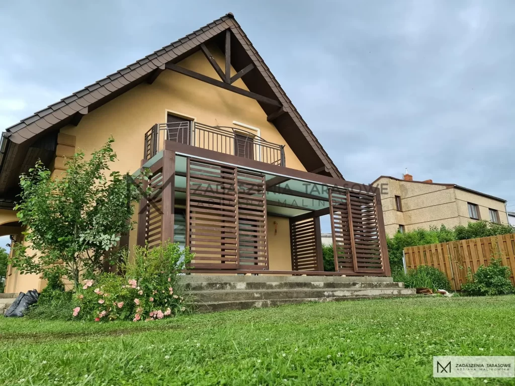 domek z zadaszonym tarasem