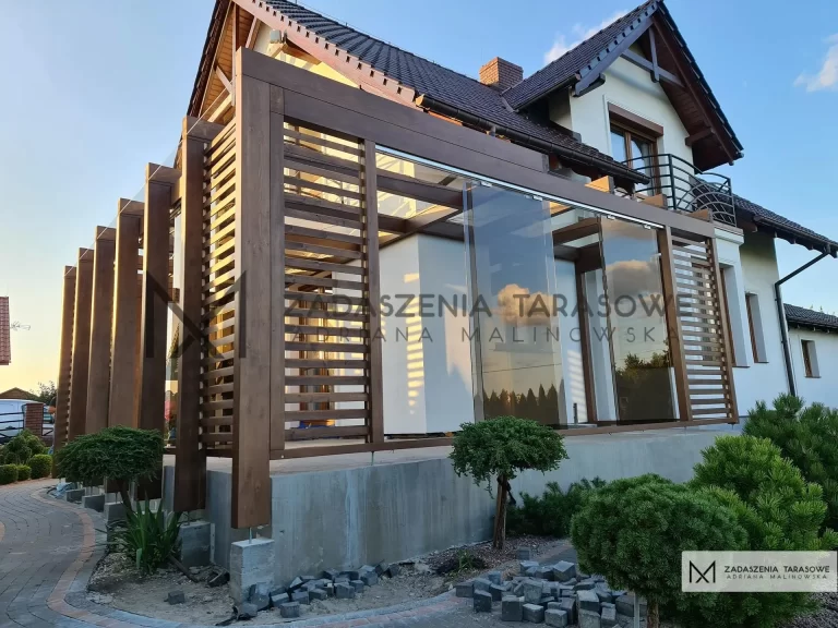 ekrany szklane brązowe w zadaszeniu