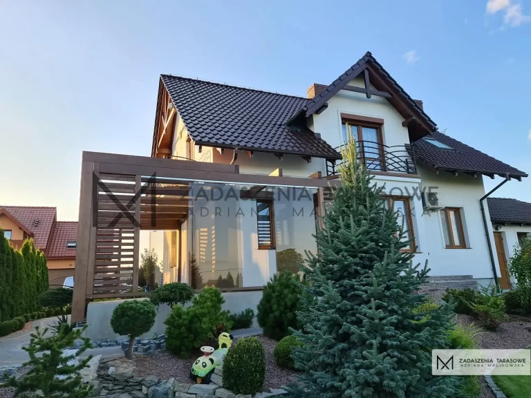 narożne zadaszenie w ogrodzie