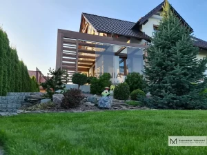 drewniana pergola tarasowa w ogrodzie