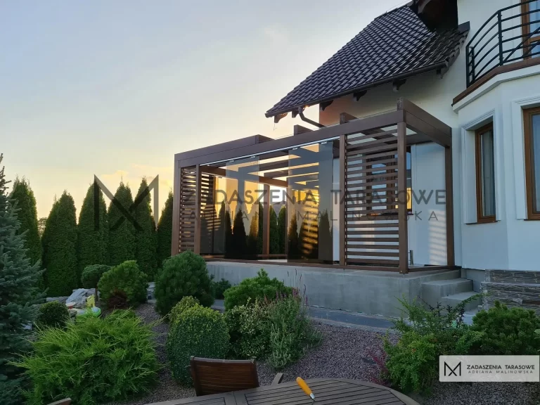 drewniana pergola z ekranami