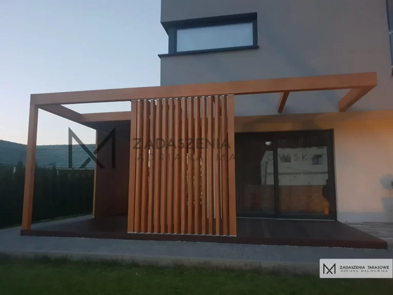 drewniana pergola z lamelami
