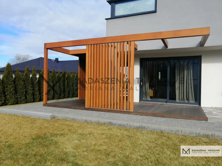 Drewniana pergola na tarasie