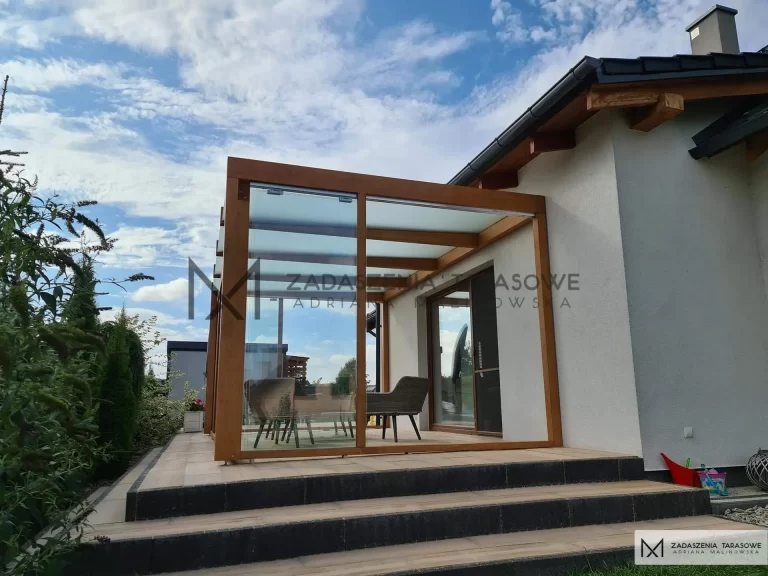 drewniany taras z meblami