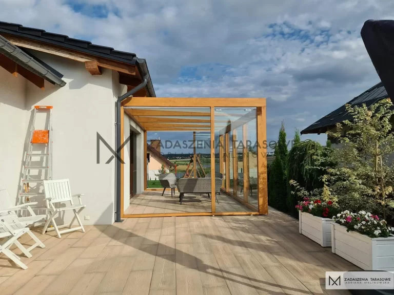 drewniane zadaszenie na taras całoroczne