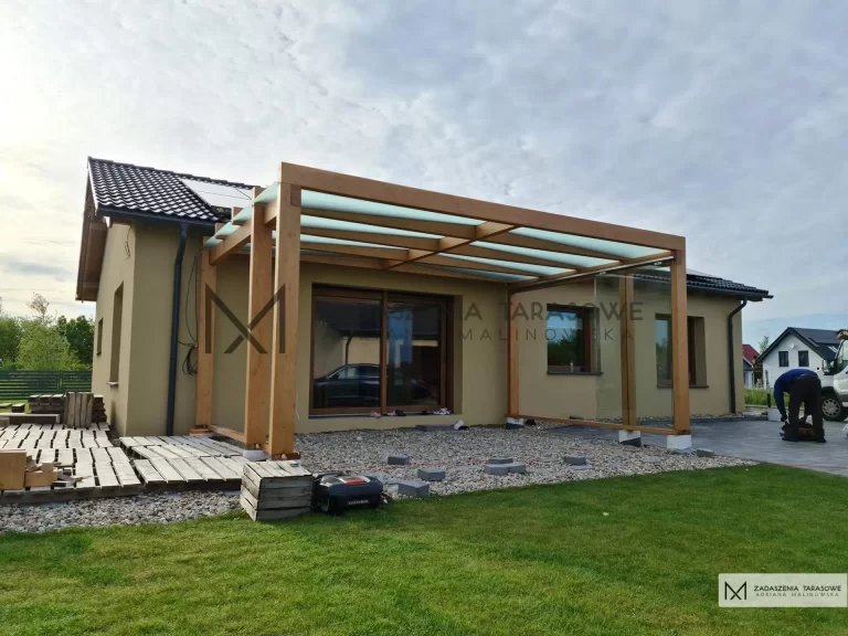 drewniany taras z zadaszeniem
