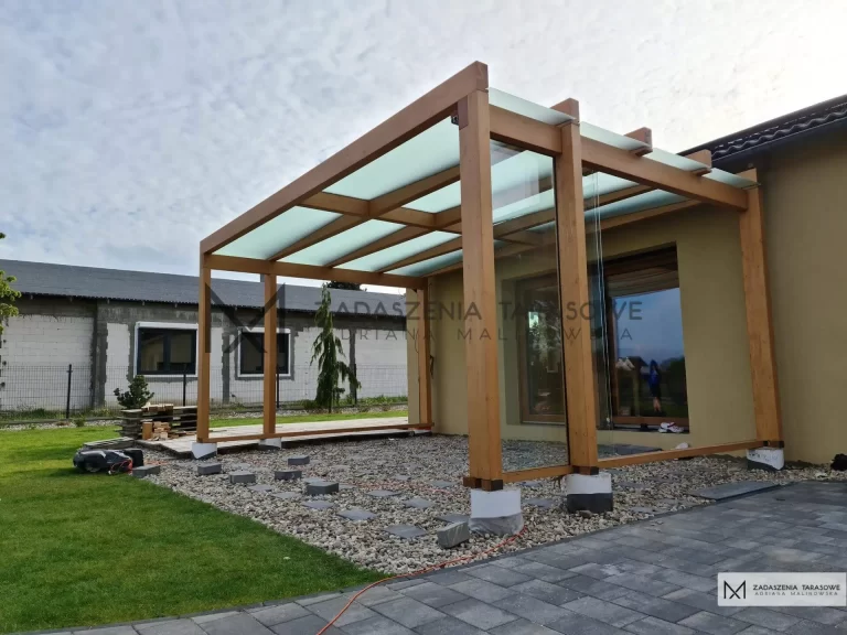 zadaszenie przy ścianie