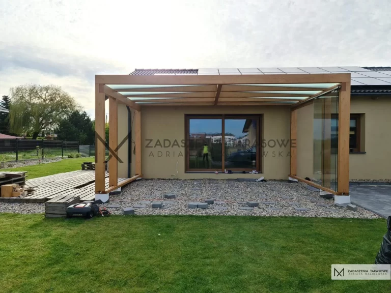 drewniany taras z zadaszeniem szklanym