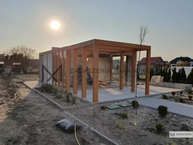 duża altana do ogrodu z magazynem