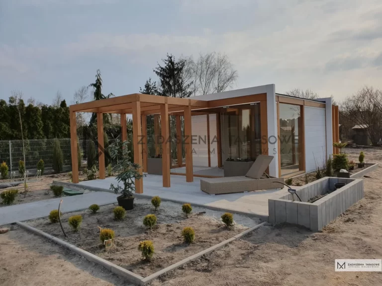 duża altana do ogrodu z toaletą