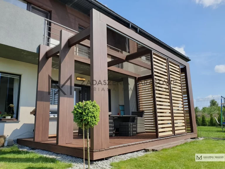 zadaszenie tarasu z drewnianymi panelami