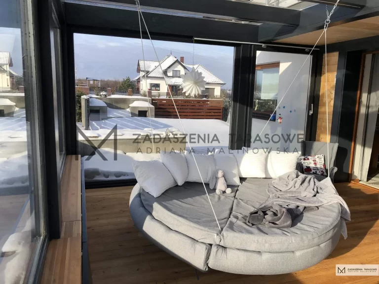 huśtawka w zadaszeniu tarasu