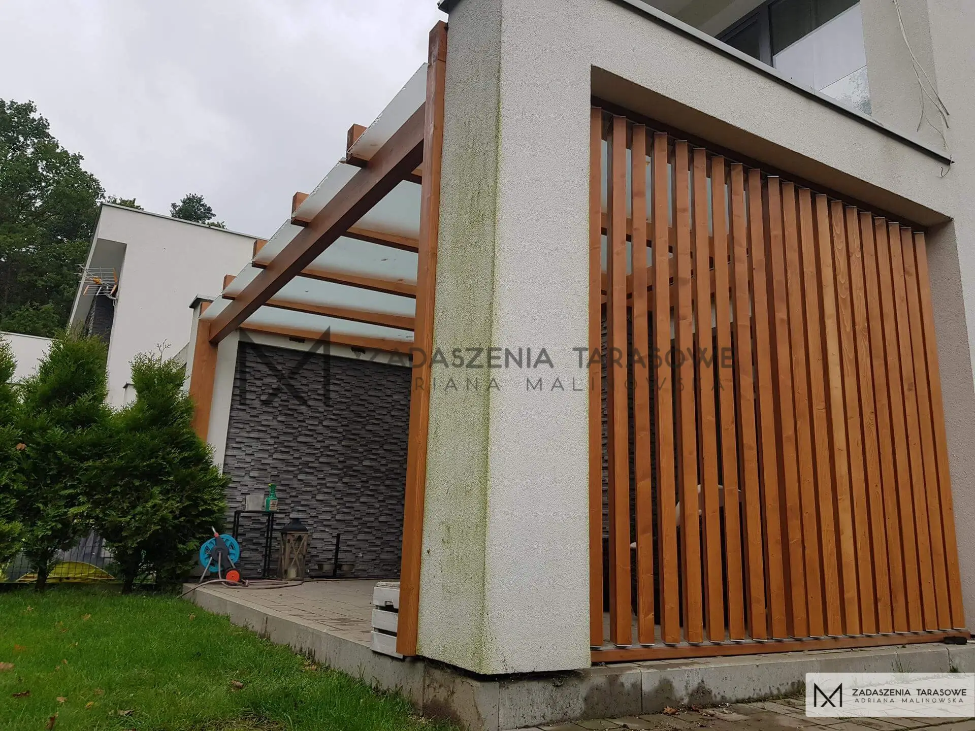 Drewniane zadaszenie z lamelami