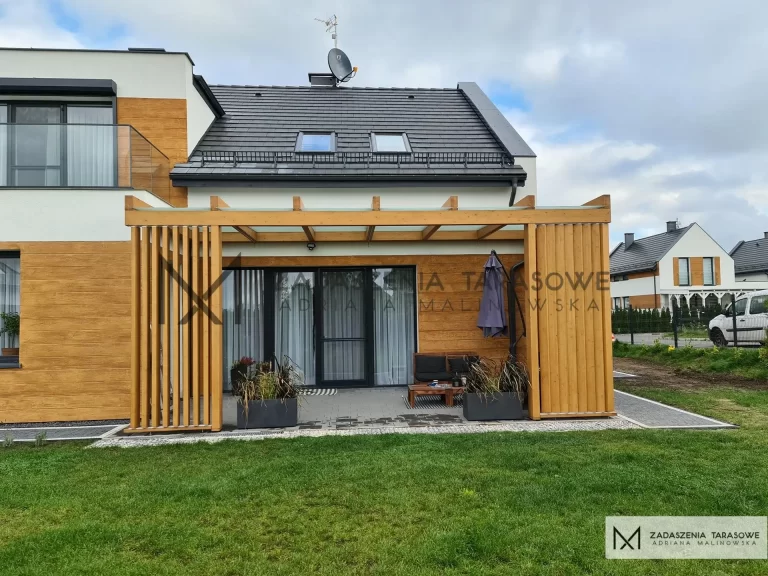 mały dom z zadaszonym tarasem