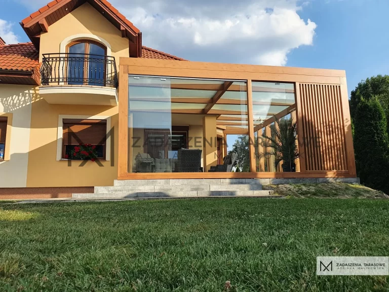 narożny taras z pergolami całoroczny