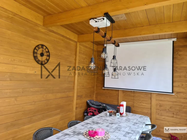 wnętrze altany ogrodowej