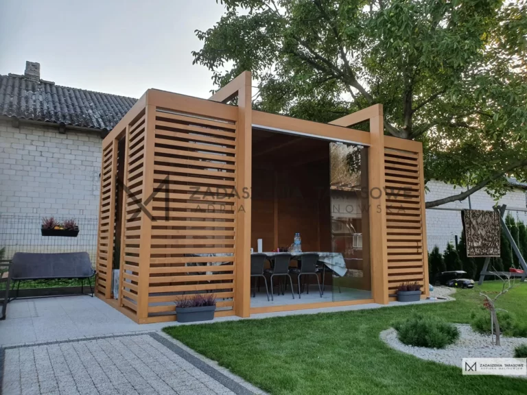 nowoczesna altanka do ogrodu ze szkłem