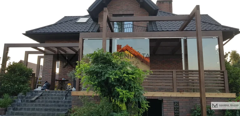 nowoczesna osłona tarasowa pergola z balustradą