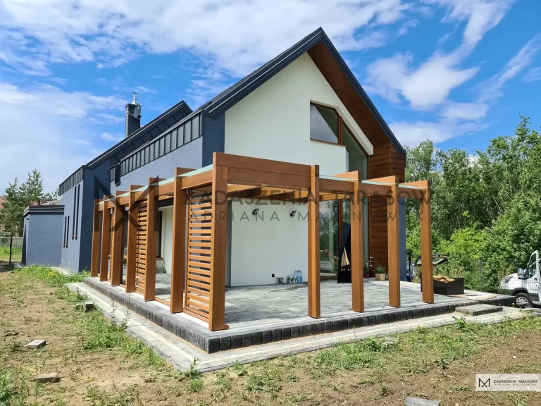 pergola przy nowoczesnej stodole