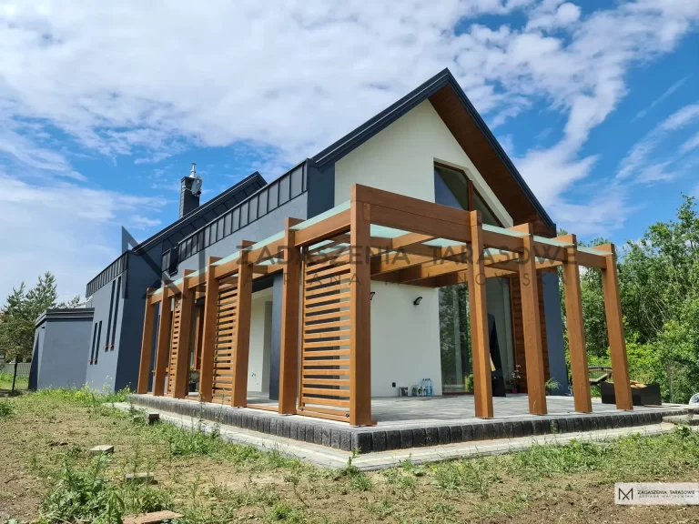 pergola przy nowoczesnej stodole drewniana