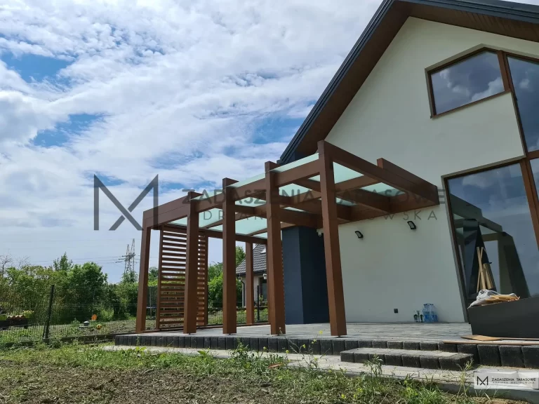 pergola przy nowoczesnej stodole szkło w dachu