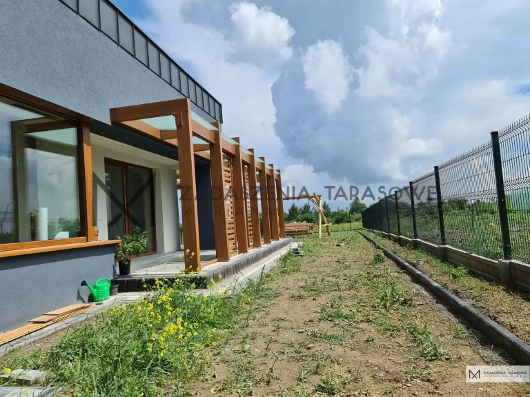 nowoczesna stodoła i pergola zadaszona z ażurami