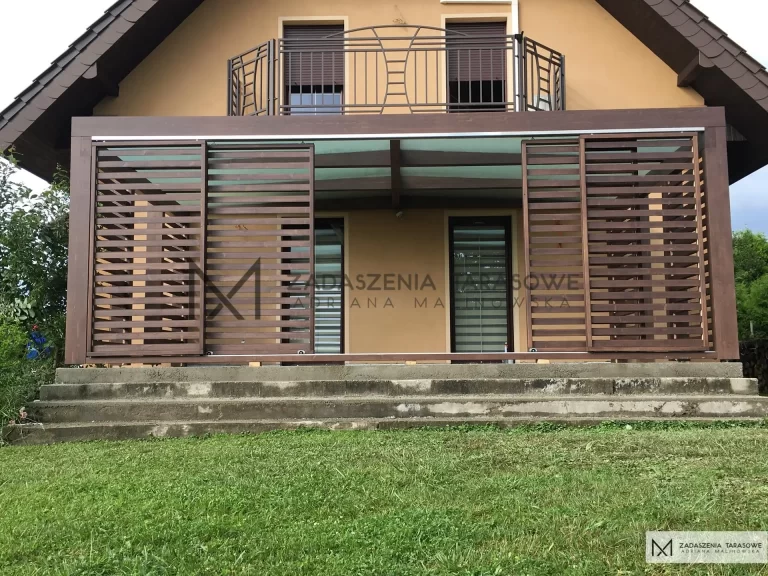 nowoczesne zadaszenie tarasu pod balkonem