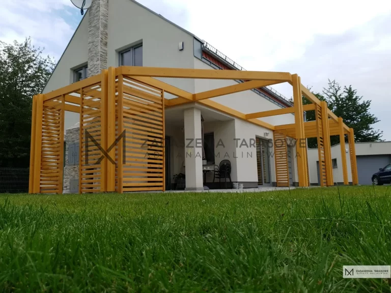 pergola żaluzjowa przy nowoczesnym domu
