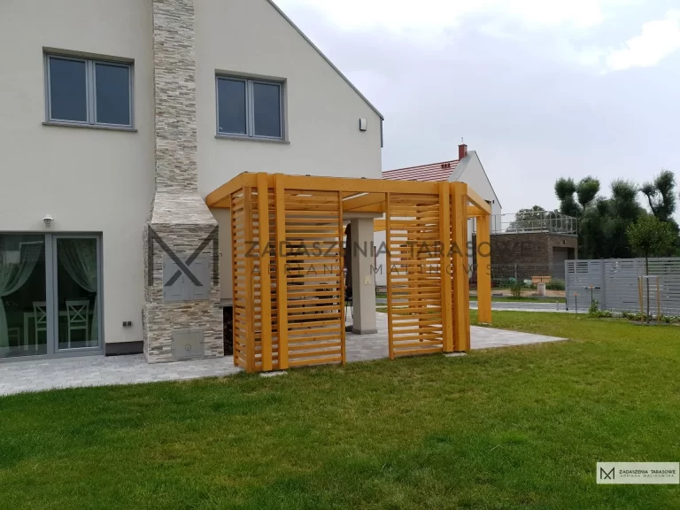 pergola żaluzjowa w ogrodzie