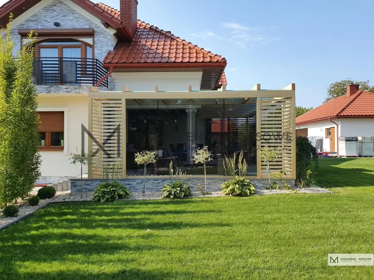pergola ze szkłem w ścianach