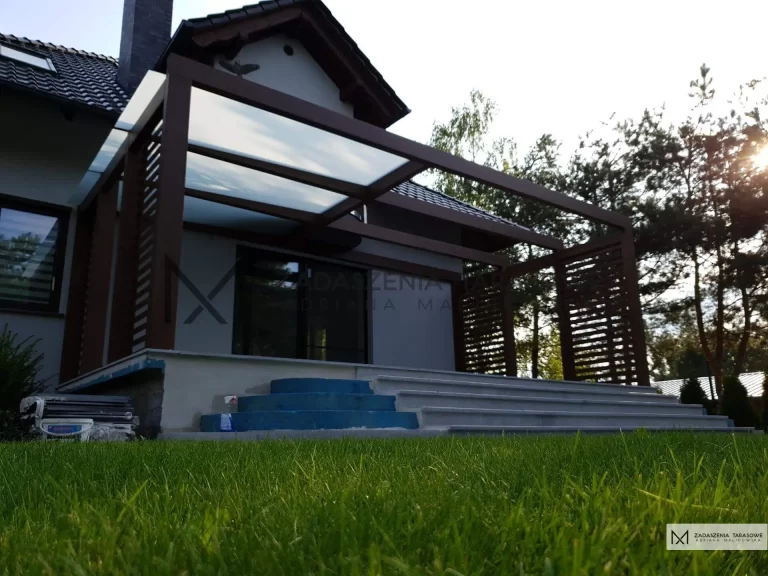 taras częściowo zadaszony