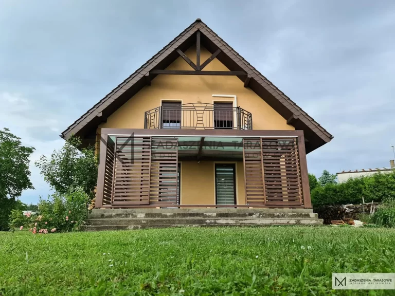 taras przed domem z zadaszeniem