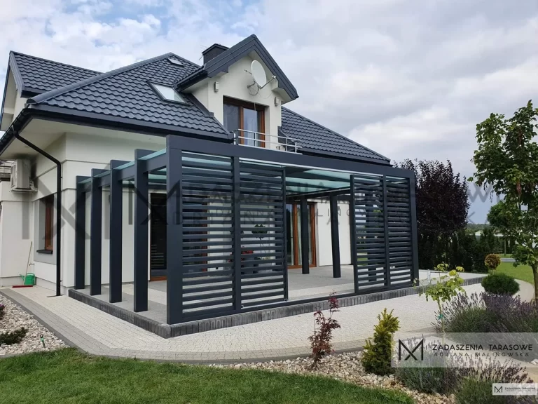 taras przed domem z zadaszeniem szary
