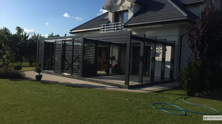 taras przed domem z zadaszeniem i pergolą