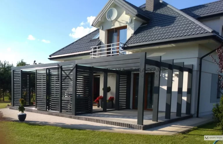 pergola przy zadaszeniu
